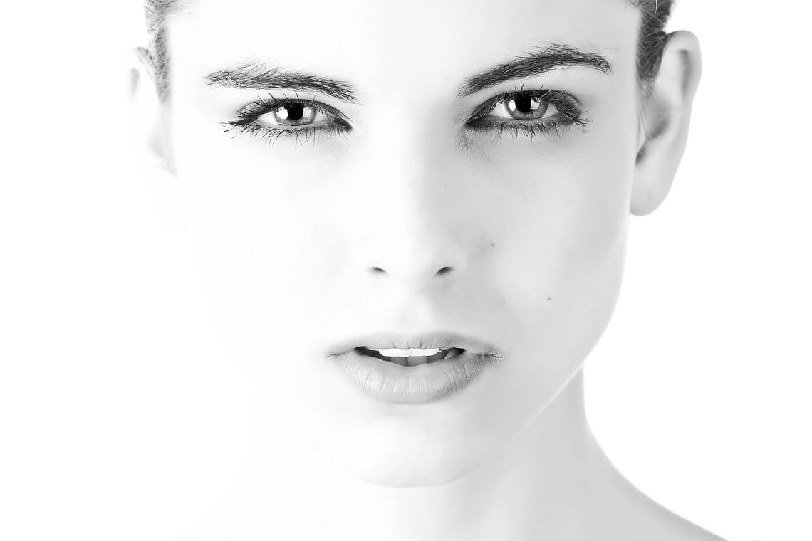 Anti-aging je uradno preteklost: TikTokova nova obsesija bo popolnoma spremenila vaš obraz. Pozabite na agresivne serume in spoznajte "skin longevity" – revolucijo, ki namesto brisanja gub obljublja biološko pomlajevanje in neuničljivo kožno bariero.