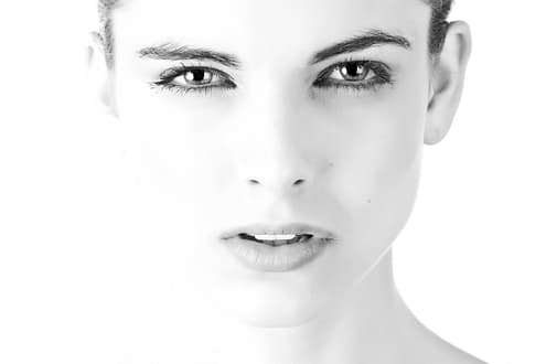 Anti-aging je uradno preteklost: TikTokova nova obsesija bo popolnoma spremenila vaš obraz. Pozabite na agresivne serume in spoznajte "skin longevity" – revolucijo, ki namesto brisanja gub obljublja biološko pomlajevanje in neuničljivo kožno bariero.