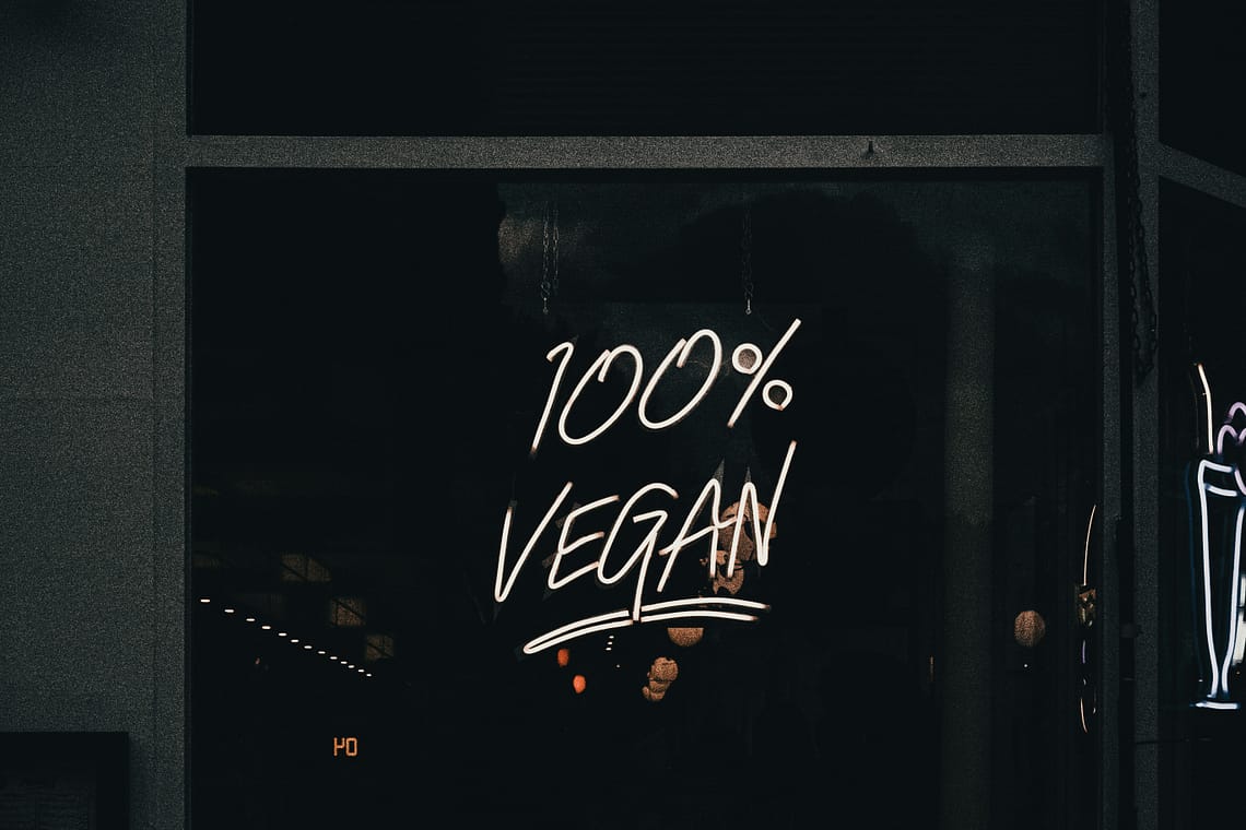 Odkrij, zakaj je veganska kozmetika prava izbira zate. Spoznaj moč rastlinskih sestavin, ki nadomeščajo živalske, in si privošči popolno nego kože, las in telesa.