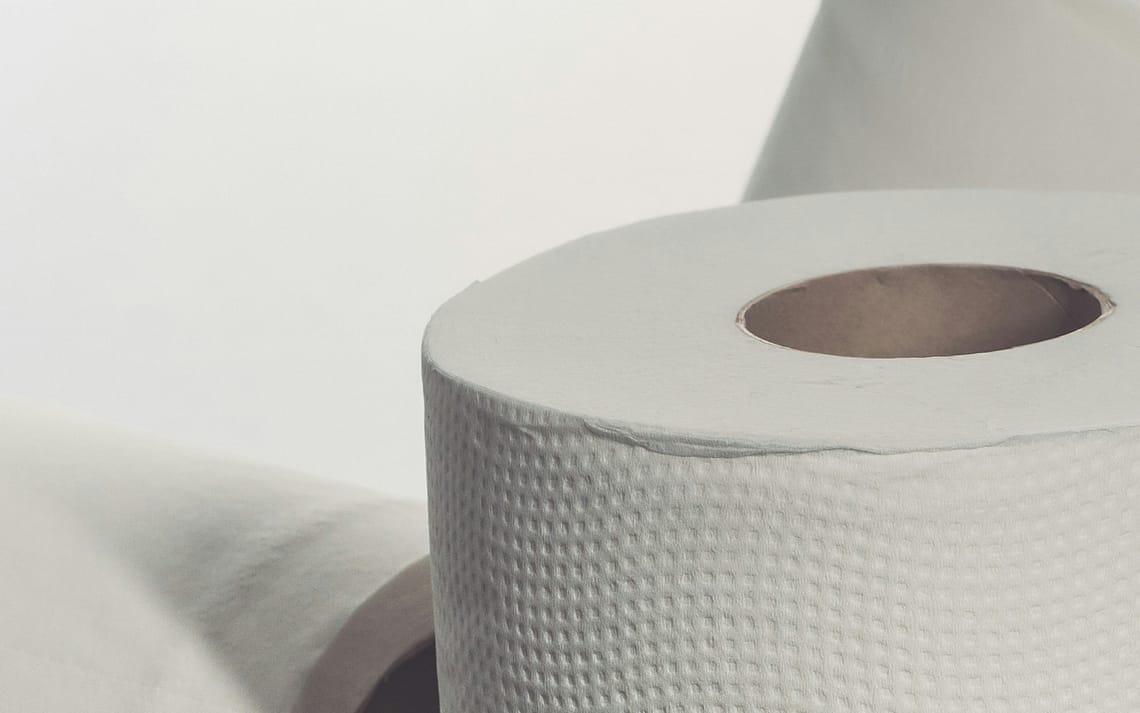 reciklirane papirnate brisače niso vedno varne za stik s hrano? Preverite rezultate testa ZPS, kjer so odkrili bisfenole in bakterije.