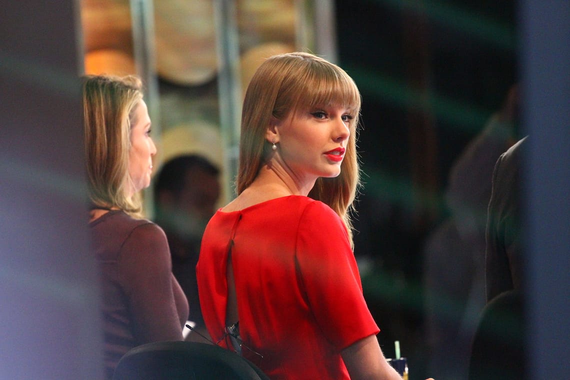 Poročna obleka Taylor Swift: Razkrivamo vse podrobnosti in modne namige o najbolj pričakovani obleki desetletja. Bo Taylor izbrala minimalizem ali dramatičen glamur?