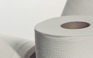reciklirane papirnate brisače niso vedno varne za stik s hrano? Preverite rezultate testa ZPS, kjer so odkrili bisfenole in bakterije.