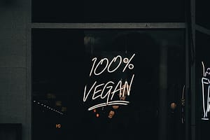 Odkrij, zakaj je veganska kozmetika prava izbira zate. Spoznaj moč rastlinskih sestavin, ki nadomeščajo živalske, in si privošči popolno nego kože, las in telesa.