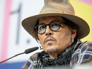 Spoznajte skrito plat Johnnyja Deppa! Ste vedeli, da je vrhunski slikar? Njegova umetnost mu prinaša milijone, slikanje pa mu služi kot terapija. Preberite več o njegovi poti in zbirki Tarot.