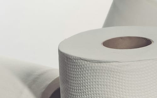 reciklirane papirnate brisače niso vedno varne za stik s hrano? Preverite rezultate testa ZPS, kjer so odkrili bisfenole in bakterije.
