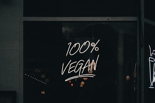 Odkrij, zakaj je veganska kozmetika prava izbira zate. Spoznaj moč rastlinskih sestavin, ki nadomeščajo živalske, in si privošči popolno nego kože, las in telesa.