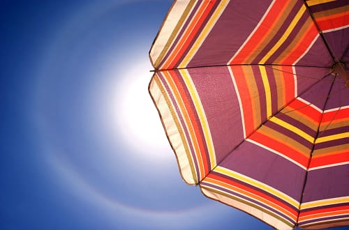 SPF 50 dejansko drži cel dan? Spoznaj resnico o zaščitnih faktorjih, razliko med mineralnimi in kemičnimi filtri ter izberi idealno kremo za svojo kožo