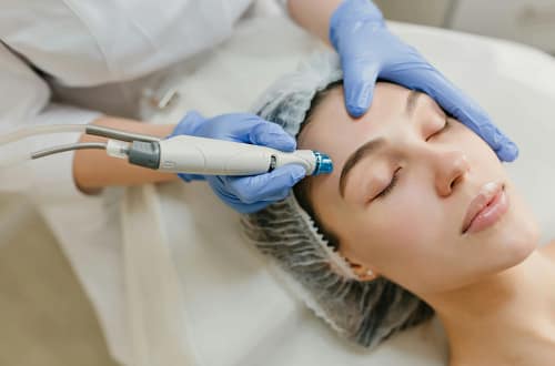 lasersko odstranjevanje dlak zares trajno? Dermatologi razkrivajo resnico o rezultatih, vplivu hormonov in svetujejo, kako doseči gladko kožo, ki traja leta.