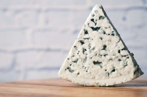 Italijanski siri narejene iz mleka "utrujenih" krav. Zgodovina stracchina, taleggia in gorgonzole ter odkrijte najboljše vinske kombinacije.