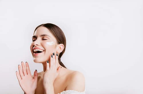 Anti-age: Odkrijte preprost in učinkovit anti-age protokol za sijočo, mladostno kožo. Zmanjšajte gube, izenačite ten in preprečite staranje s klinično dokazanimi formulami, peptidi in retinalom.