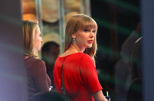 Poročna obleka Taylor Swift: Razkrivamo vse podrobnosti in modne namige o najbolj pričakovani obleki desetletja. Bo Taylor izbrala minimalizem ali dramatičen glamur?