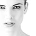 Anti-aging je uradno preteklost: TikTokova nova obsesija bo popolnoma spremenila vaš obraz. Pozabite na agresivne serume in spoznajte "skin longevity" – revolucijo, ki namesto brisanja gub obljublja biološko pomlajevanje in neuničljivo kožno bariero.